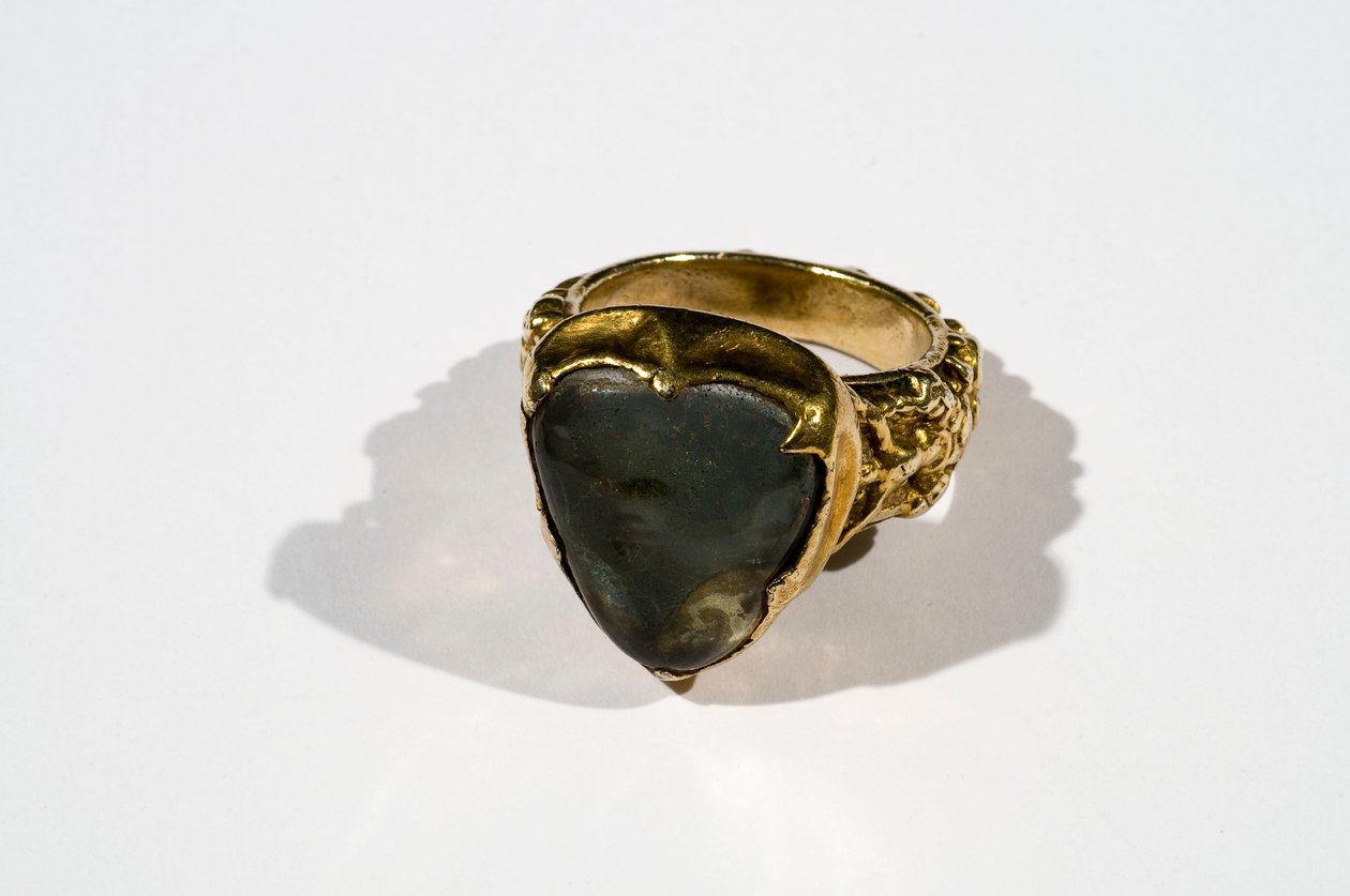 William of Wykeham佩戴的大戒指，15世纪（水晶和金色） 作者 英语学校