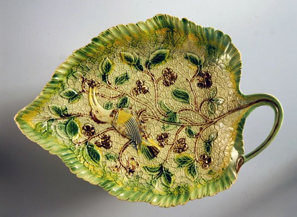 叶形的盘子装饰着藤蔓和异国情调的鸟，1760-70（陶瓷） 作者 英语学校