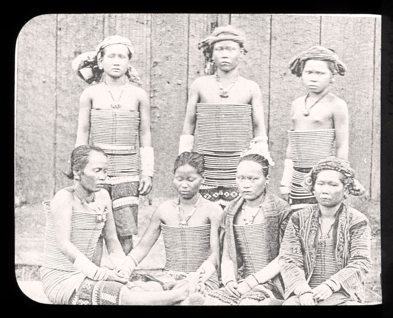 魔术灯笼幻灯片显示海洋妇女Dyas部落，婆罗洲c.1900 作者 英语学校