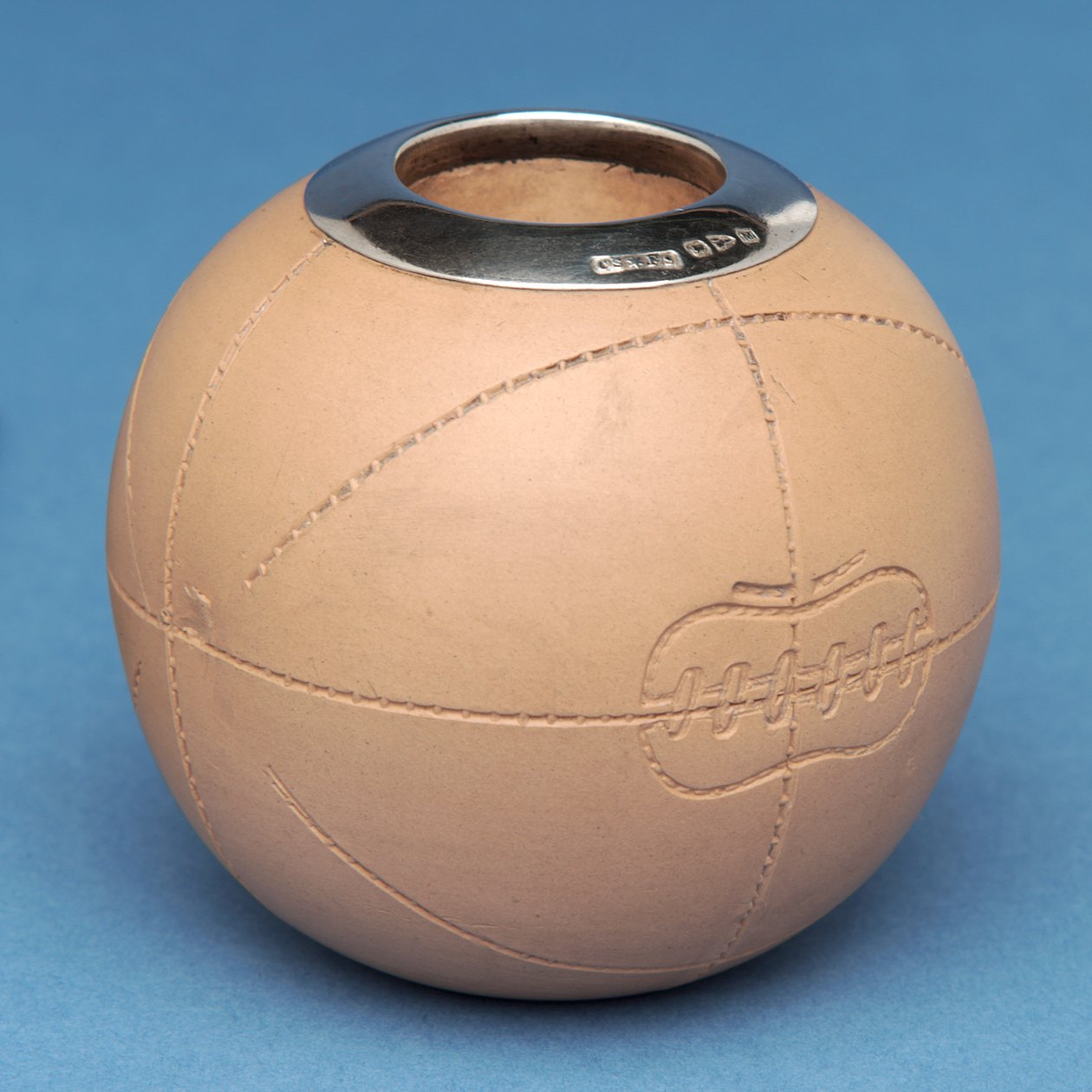 足球形状的比赛持有人，Doulton＆Co.，Lambeth（陶瓷） 作者 英语学校