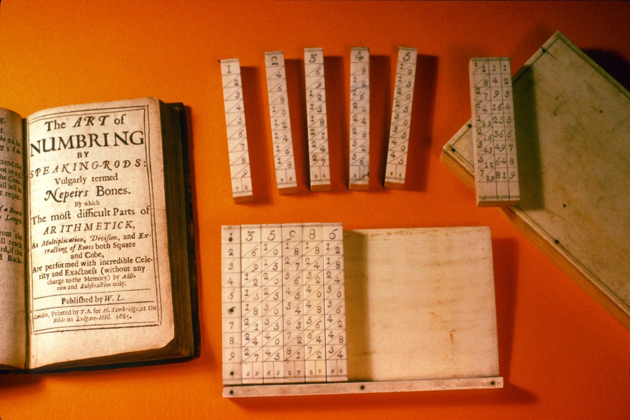 原始套装的Napiers Bones带有合身的箱子和当代出版物，1685（黄杨木） 作者 英语学校