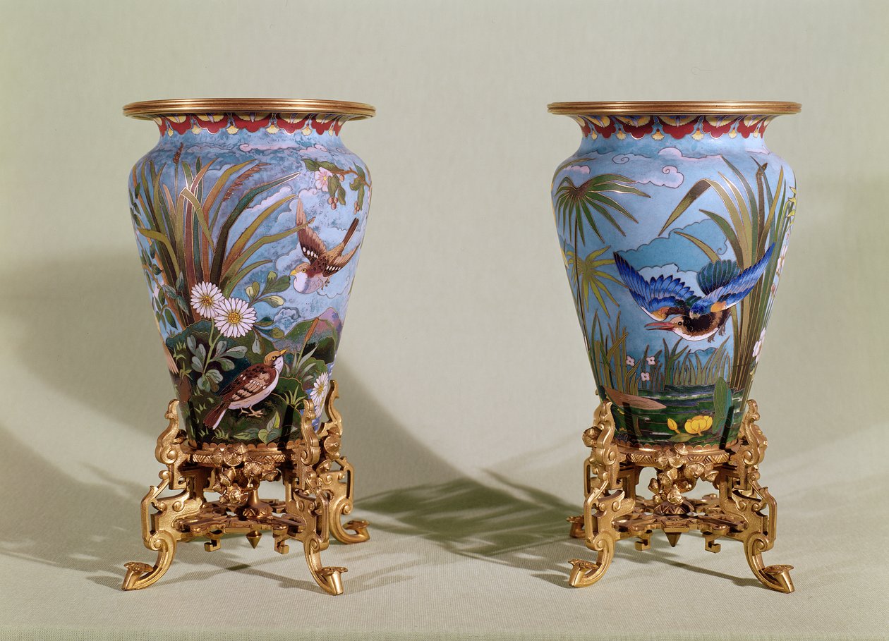 一对花瓶，Elkington & Co.，约1875年（珐琅）。 作者 英语学校