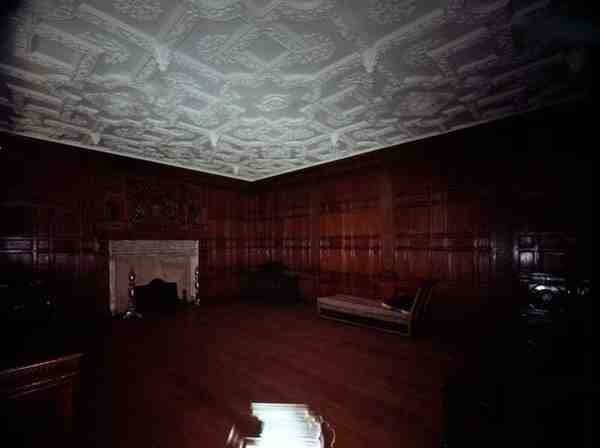 老宫殿的镶板和烟囱，Bromley-by-Bow，c.1605 作者 英语学校