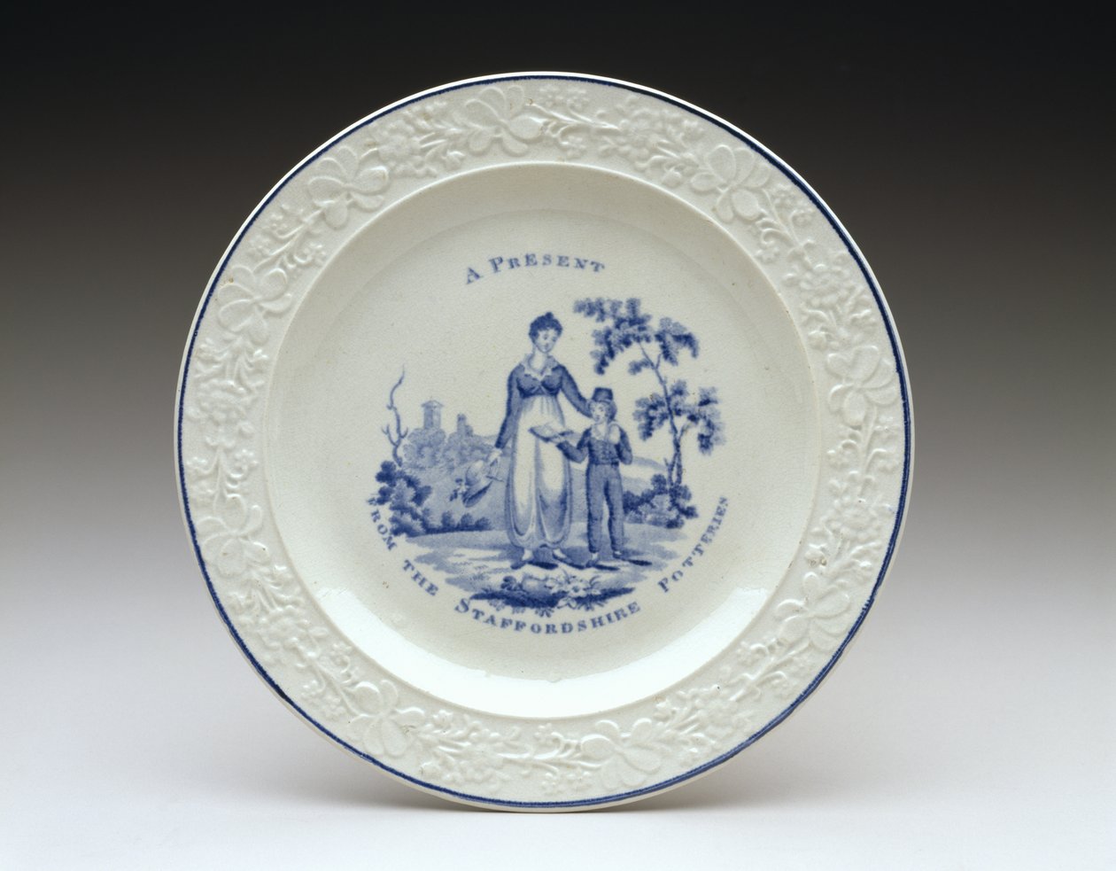 盘子c。 1820年（带转移打印的铅釉陶器） 作者 英语学校