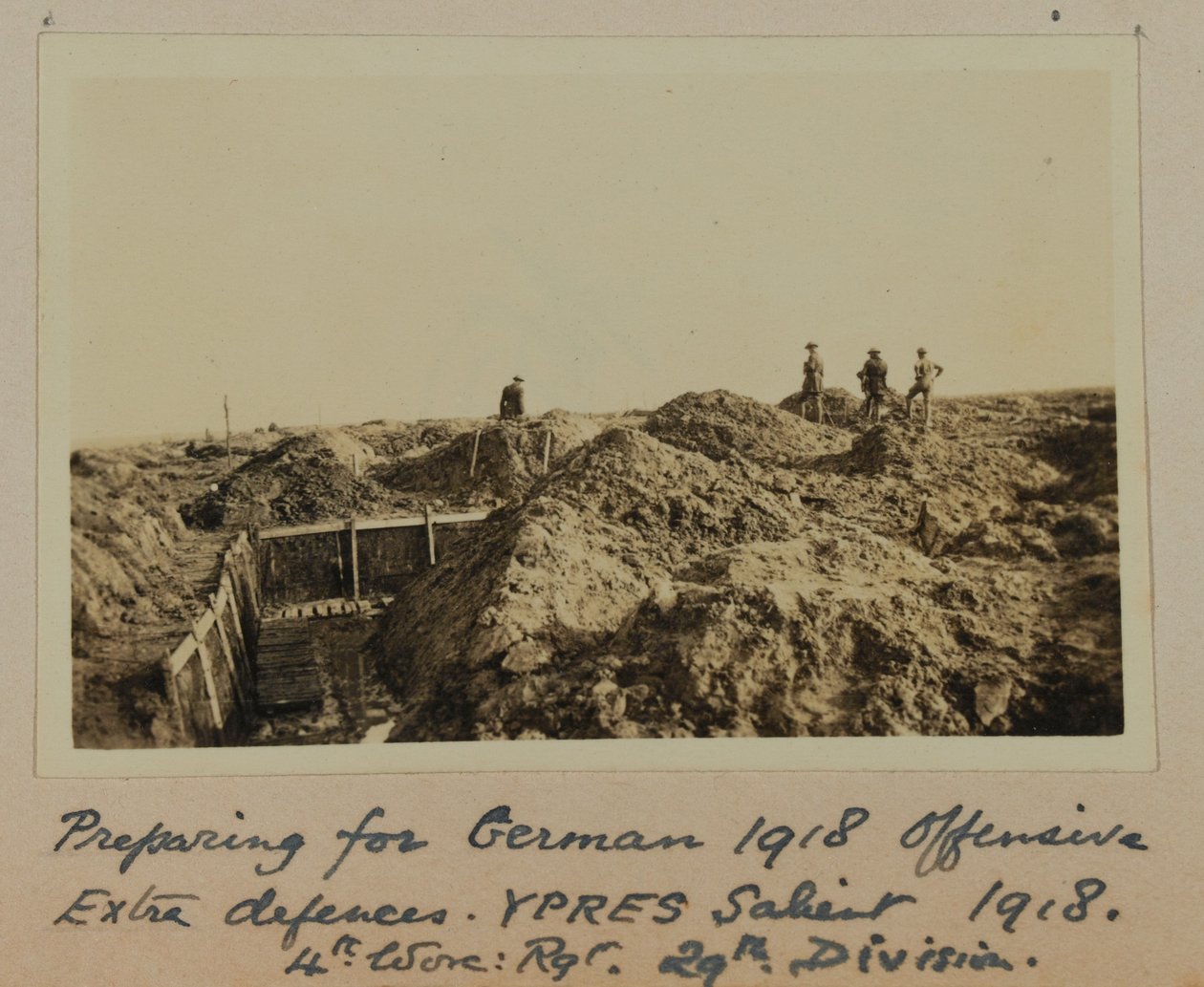 准备 1918 年德国进攻，额外防御，YPRES 突出 1918，第 4 次工作：Rgt。 29 日。 分区（黑白照片） 作者 英语学校
