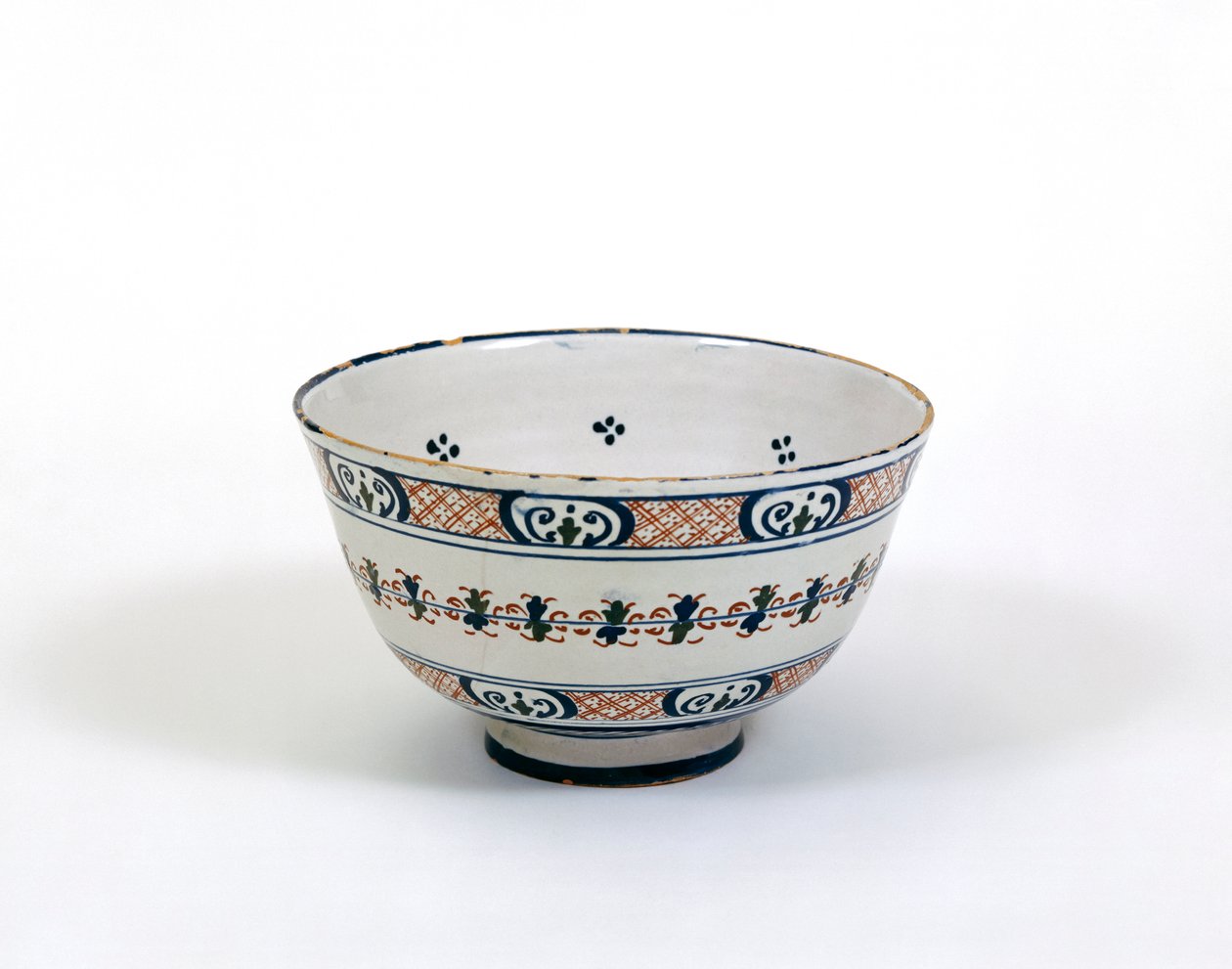 打孔碗，伦敦或布里斯托尔制造，c.1620-30（锡釉陶器） 作者 英语学校