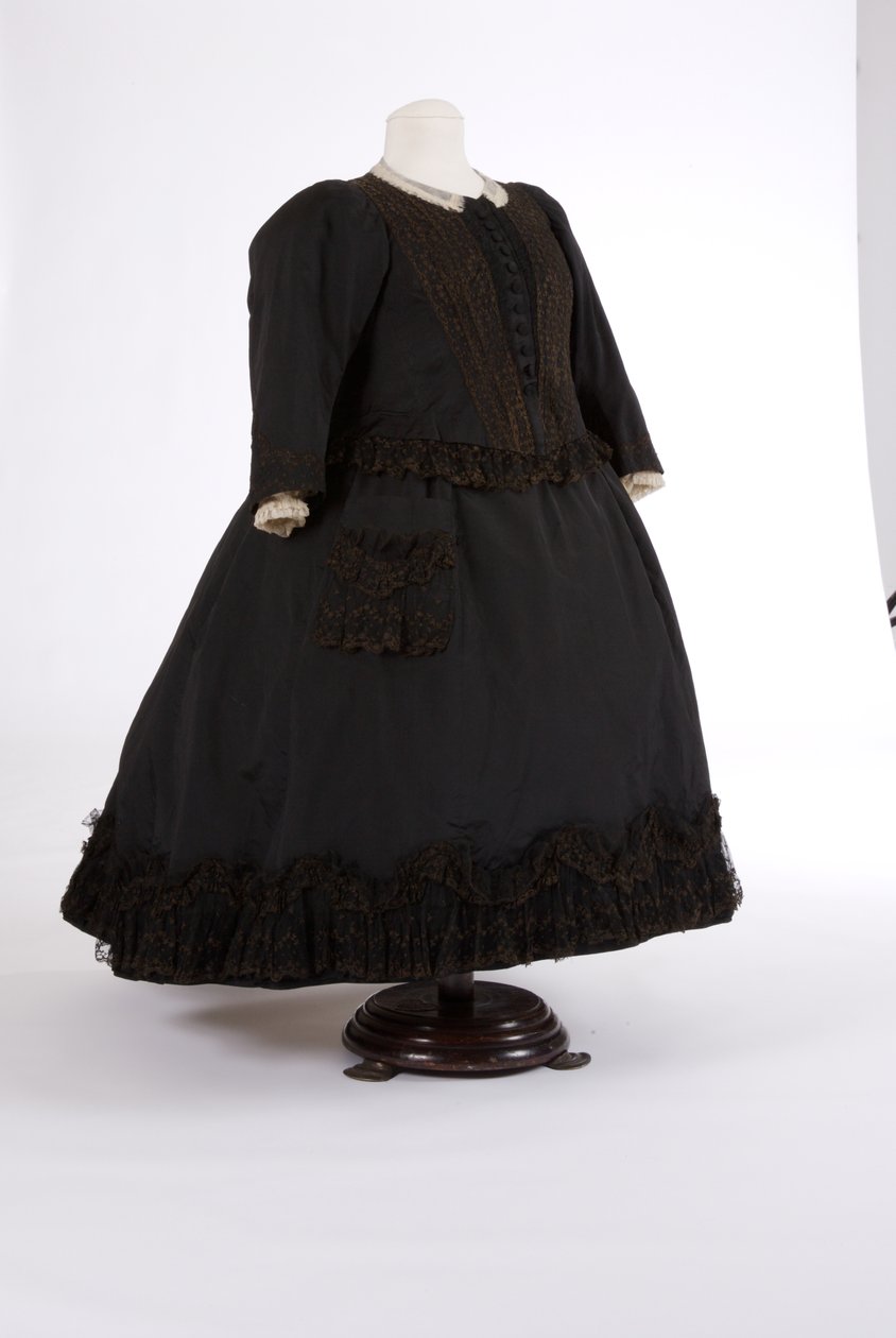 Queen Victorias连衣裙，1890年代（丝绸和网） 作者 英语学校