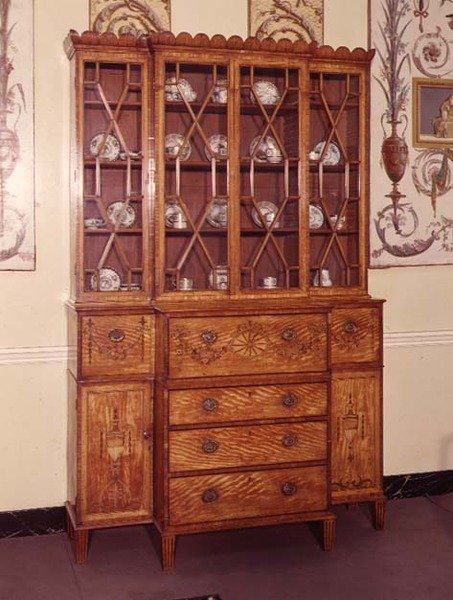 Secretaire书柜，镶嵌和彩绘装饰，1790年（缎木） 作者 英语学校
