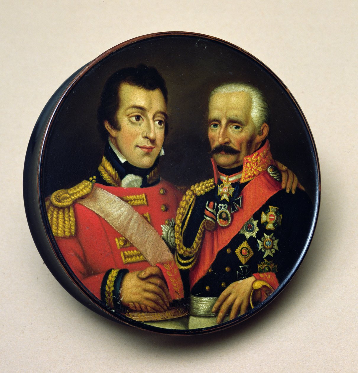 带有Arthur Wellesley肖像的鼻烟盒（1769-1852）惠灵顿公爵和Gebbard Leberecht（1742-1819）Field Marshall，von Blucher王子（漆木） 作者 英语学校