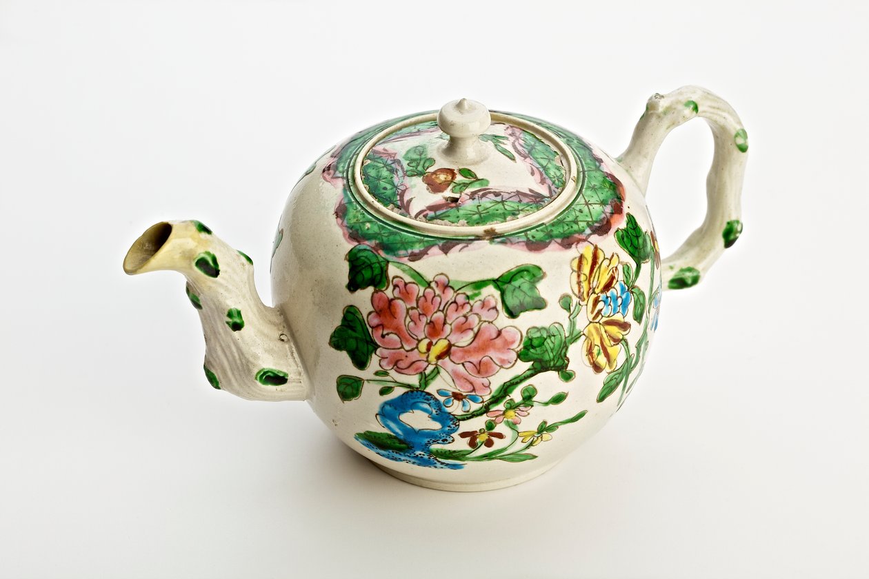 斯塔福德郡茶壶装饰着菊花，1760年（盐釉陶器） 作者 英语学校