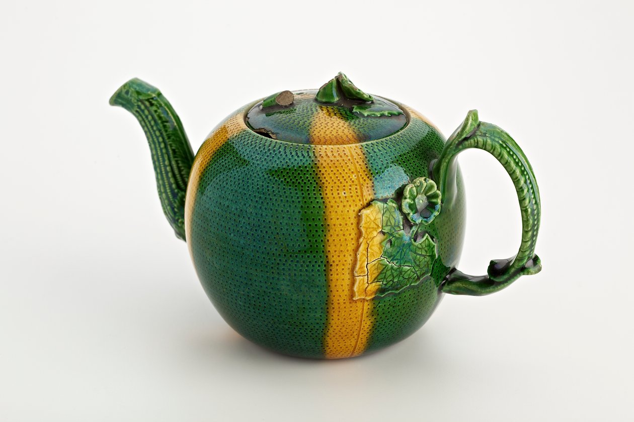 斯塔福德郡茶壶配蟹钳手柄和壶嘴，1750（铅釉陶器） 作者 英语学校