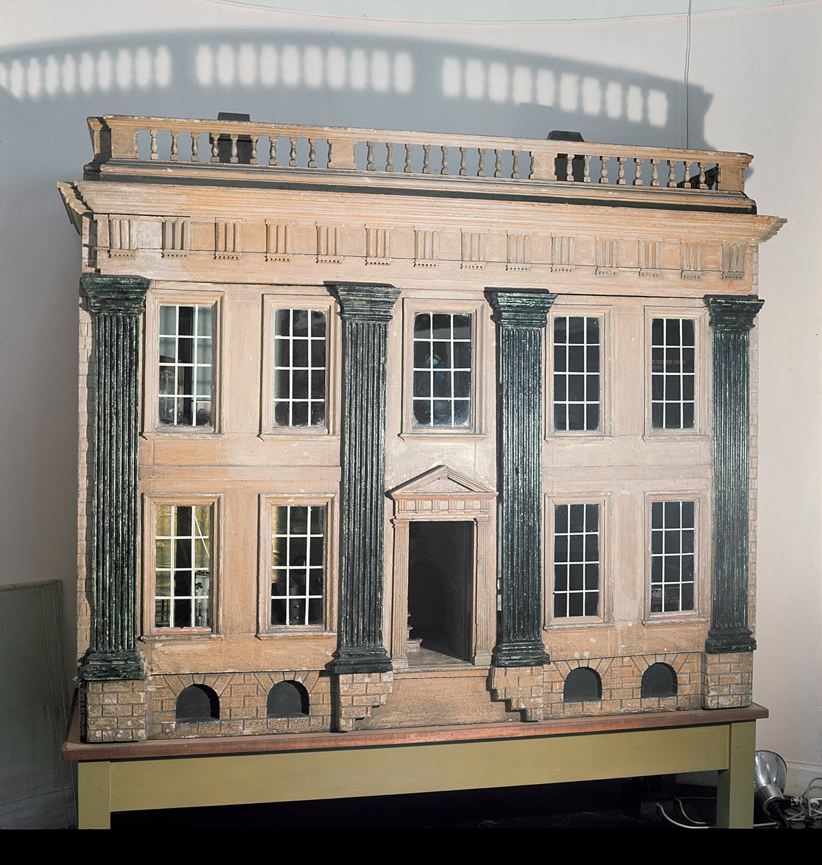 1750年的Great House英国娃娃屋被认为来自柴郡或兰开夏郡（木头） 作者 英语学校