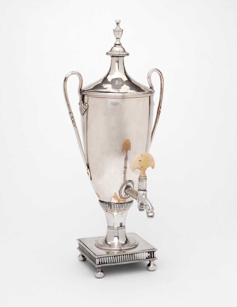Urn，c.1790（谢菲尔德板和骨） 作者 英语学校