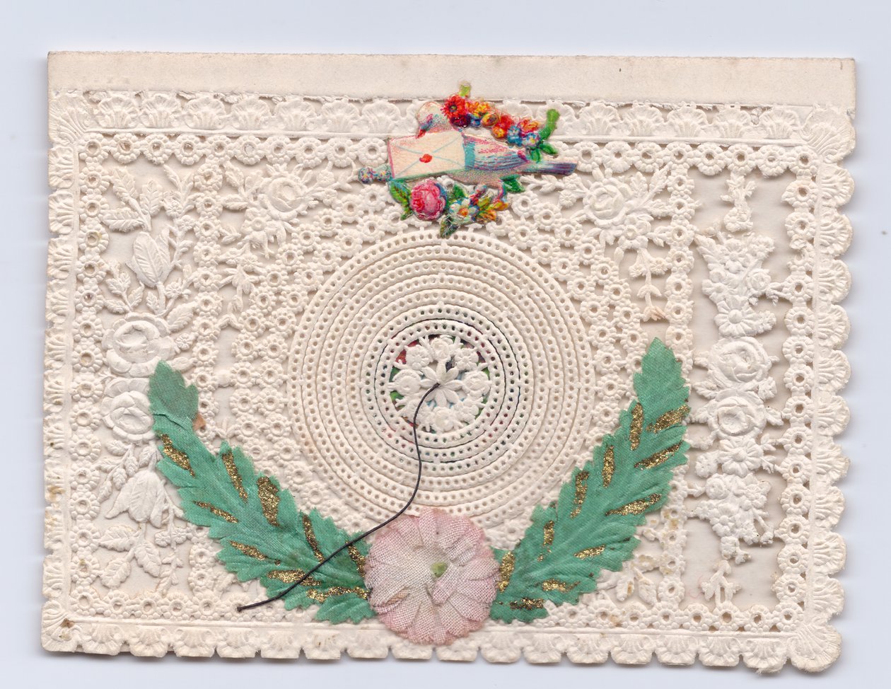 维多利亚时代蜂巢贺卡，鸽子拿着信封，约 1880 年（纸花边） 作者 英语学校