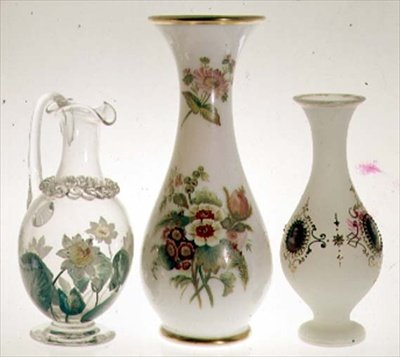 水壶，用陶瓷颜料装饰的睡莲，由Henry G. Richardson制作，19世纪中期；两个由Henry G. Richardson制作的乳白色玻璃花瓶，19世纪末；乳白色玻璃花瓶，有珐琅画，19世纪末（玻璃 作者 英语学校