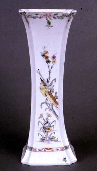 伍斯特的喇叭形花瓶，涂有卡基蒙的颜色，约1750年（陶瓷）。 作者 英语学校