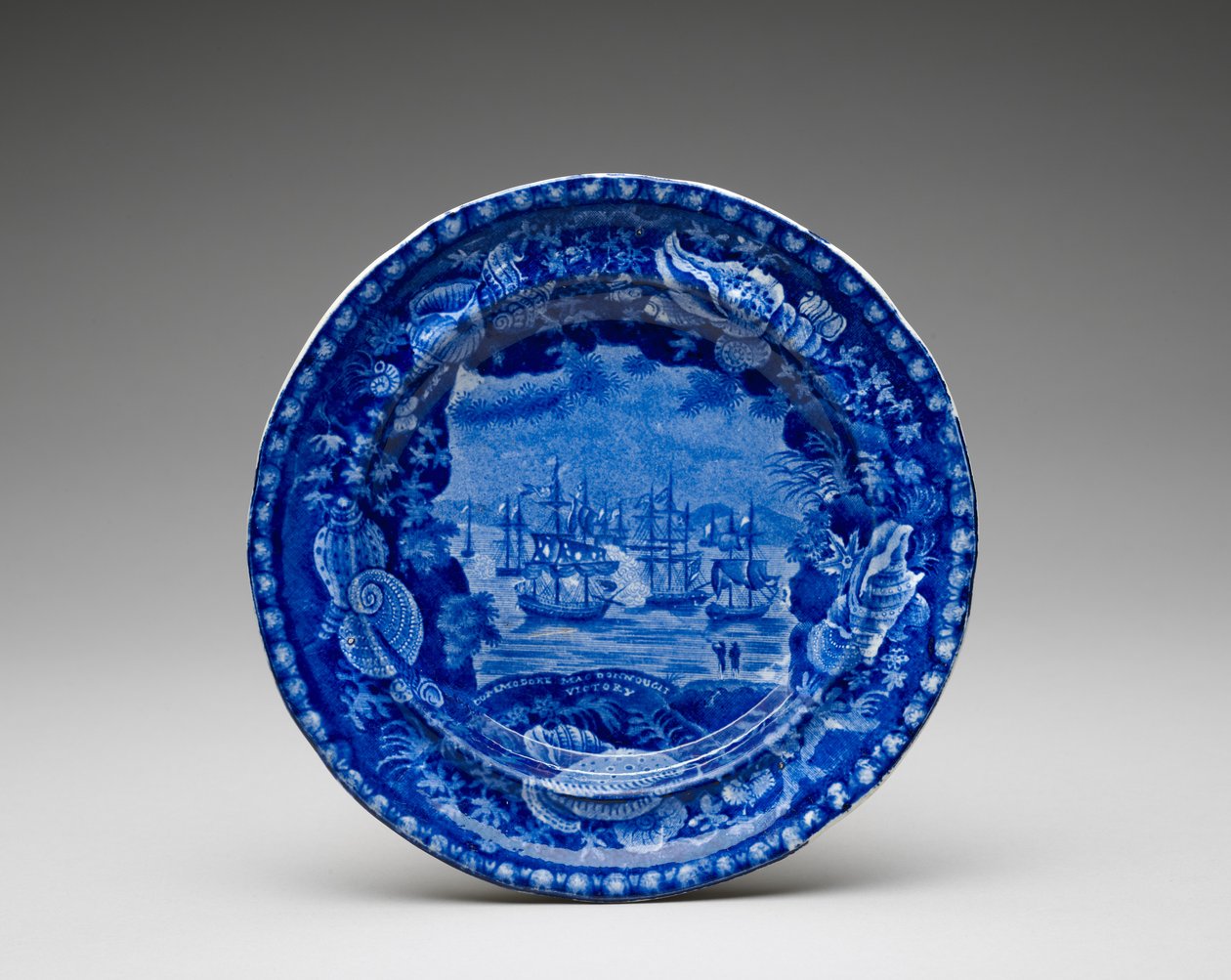 盘子c。 1818-1846年（带转移打印的铅釉陶器） 作者 伊诺克·伍德和儿子