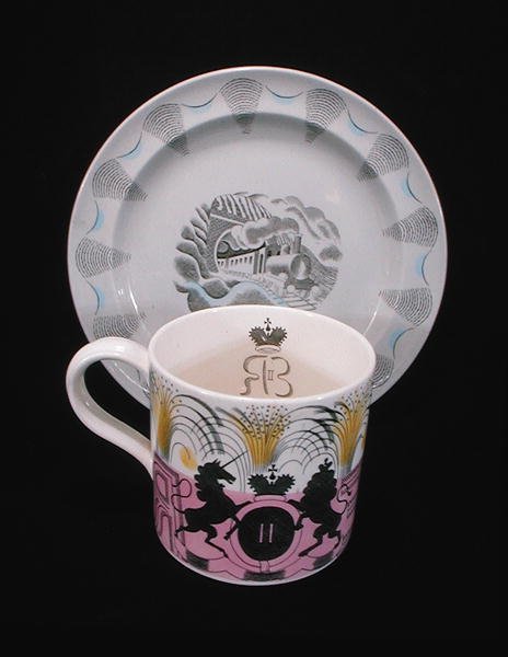 加冕杯和 "旅行 "盘，Wedgwood 作者 埃里克·拉维鲁（Eric Ravilious）