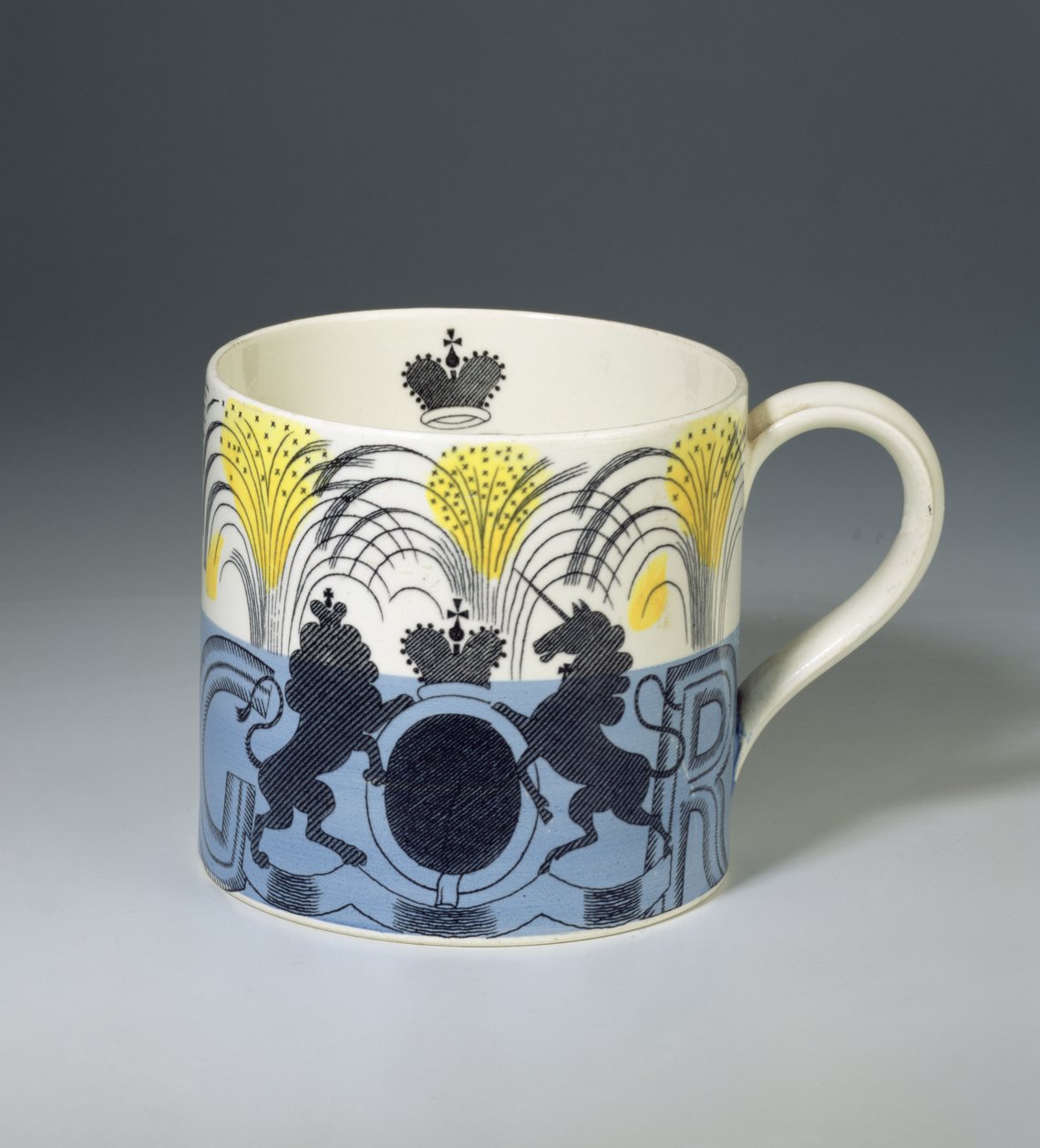 King George VI Coronation Mug，由Josiah Wedgwood＆Sons制造，1937年（带有转印和彩绘图案的陶器） 作者 埃里克·拉维鲁（Eric Ravilious）