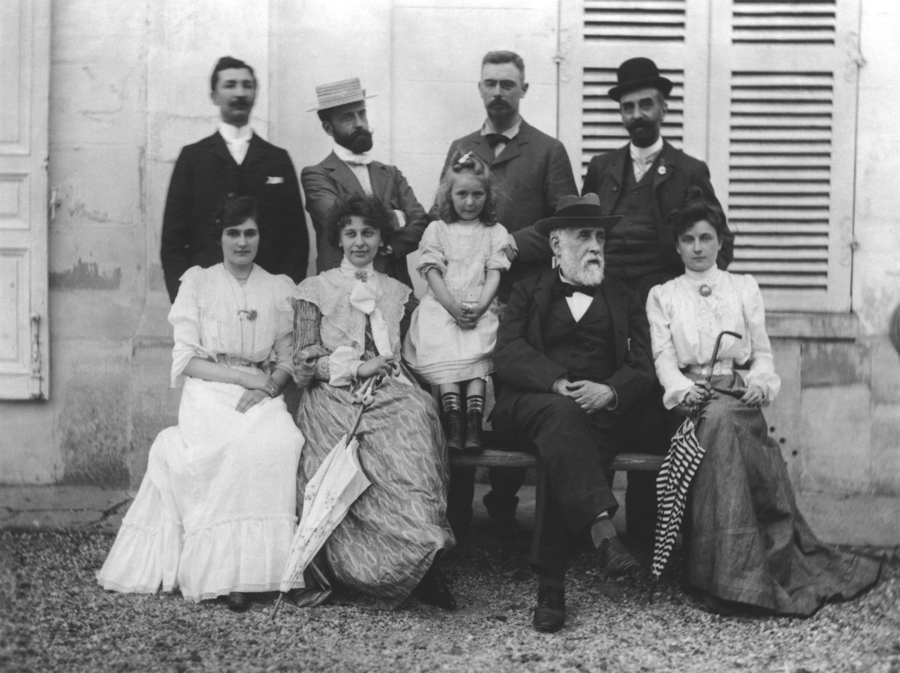从左到右，从前到后：Saint-Maurice，Lalo，Poujaud，Alexis Rouart（1869-1921），Julie Manet（1878-1966）妻子Ernest Rouart，Valentine Rouart，Madelaine Rouart，Edgar Degas（1834-1917） ， 作者 欧内斯特·鲁阿特