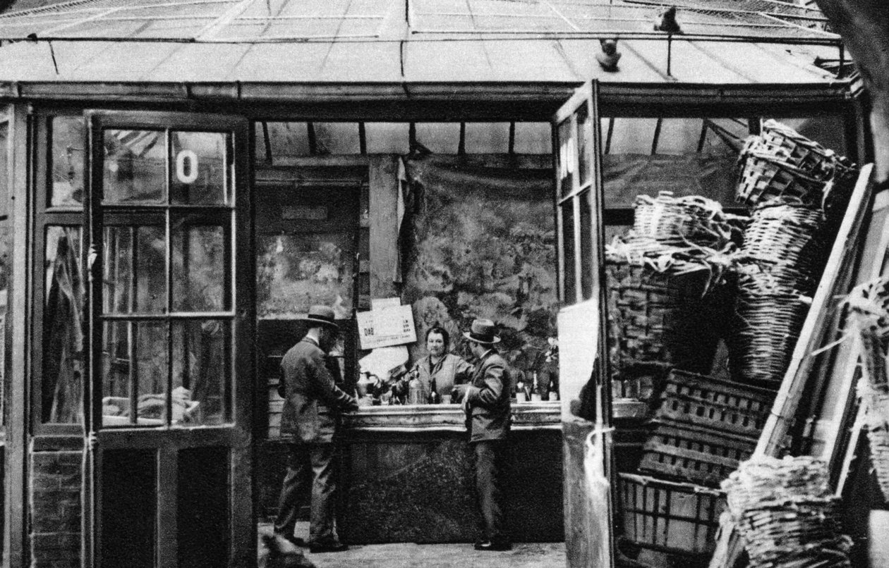 1931年在巴黎中央市场区的一家酒吧。 作者 欧内斯特·弗拉马里翁