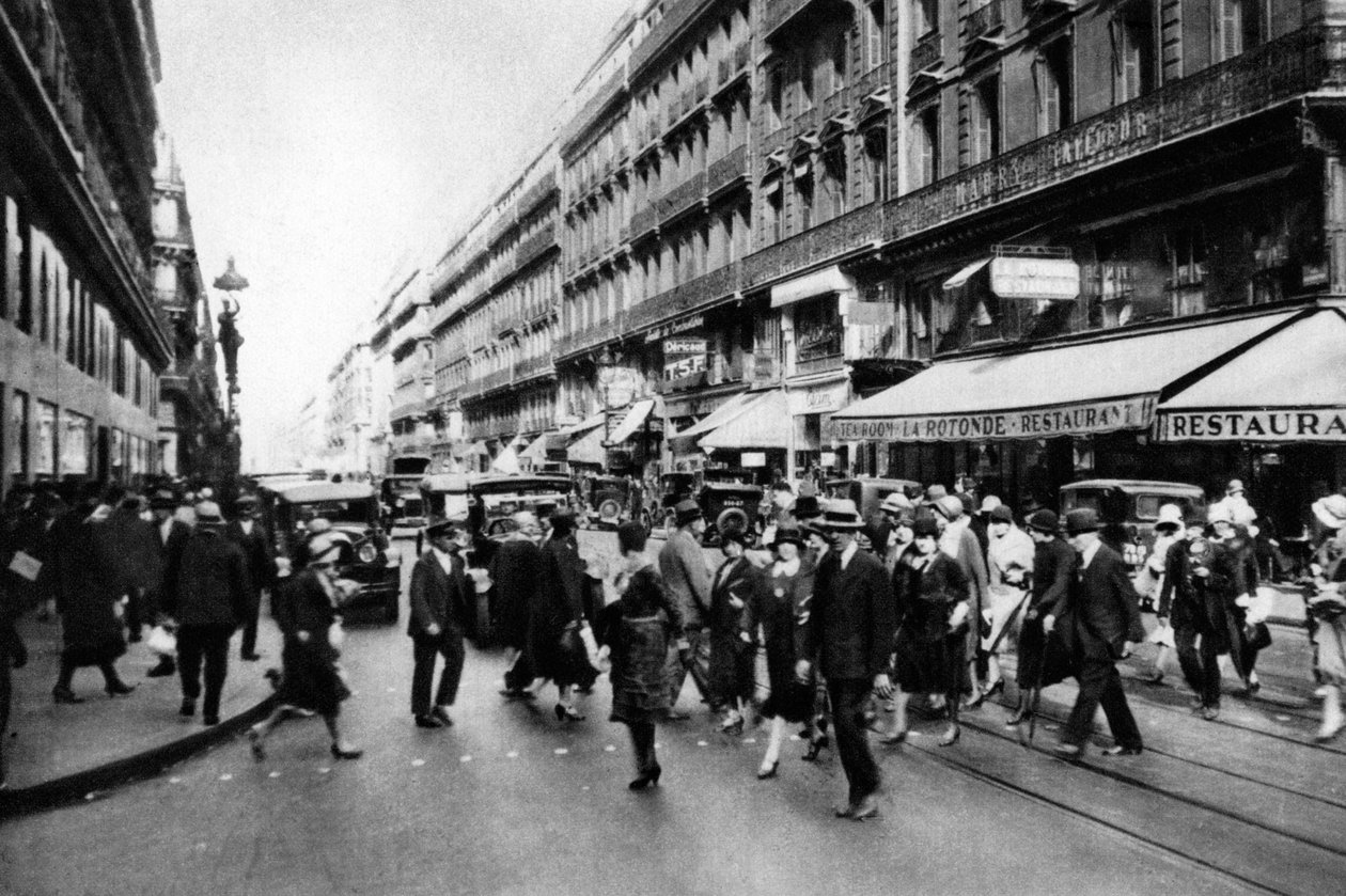 拉斐特街（Rue Lafayette）在购物时间，1931年，巴黎。 作者 欧内斯特·弗拉马里翁