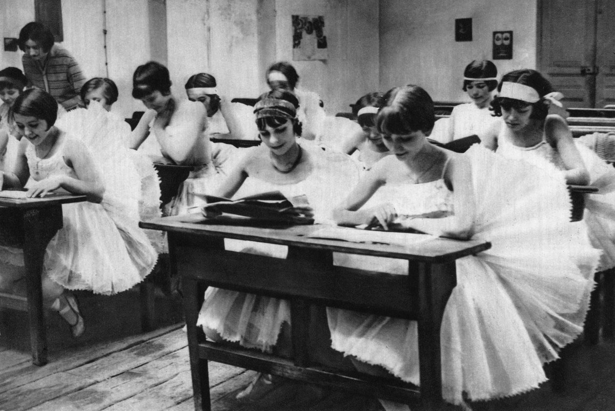 巴黎歌剧院的年轻舞蹈女孩学校，1931年。 作者 欧内斯特·弗拉马里翁