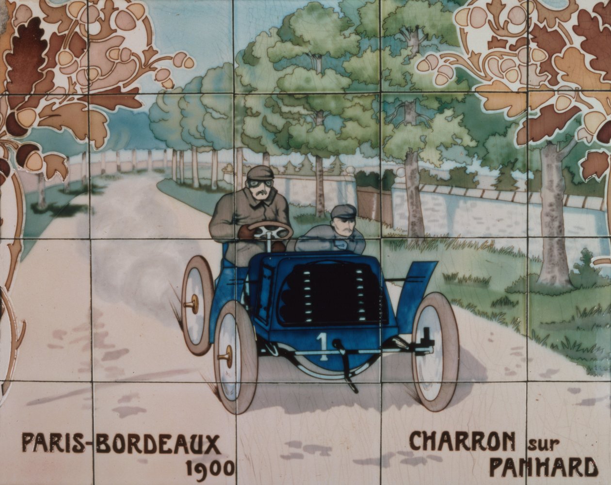夏朗驾驶一辆 Panhard 汽车参加 1900 年巴黎至波尔多的比赛：巴黎 Gilardoni Fils et Cie 公司生产的瓷砖，取材于 Ernest Montaut（1878-1909 年）的画作。 作者 欧内斯特·蒙托