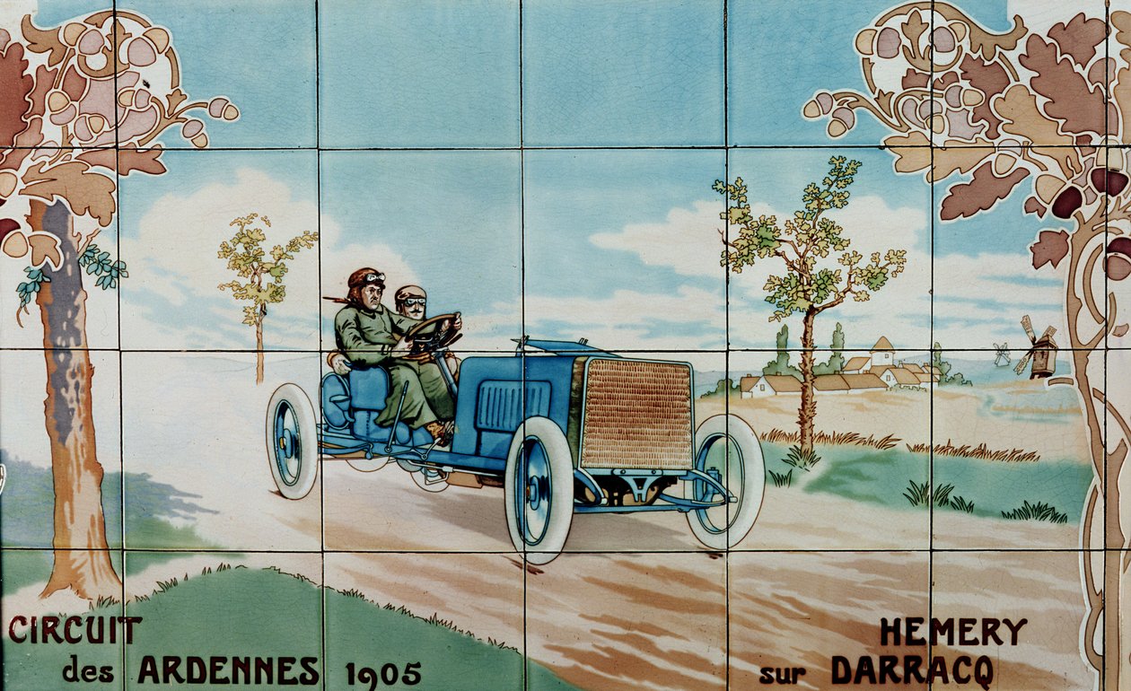 1905 年，Hemery 驾驶 Darracq 赛车在阿登赛道上行驶：瓷砖由巴黎 Gilardoni Fils et Cie 公司制造，取材于 Ernest Montaut（1878-1909 年）的绘画作品。 作者 欧内斯特·蒙托