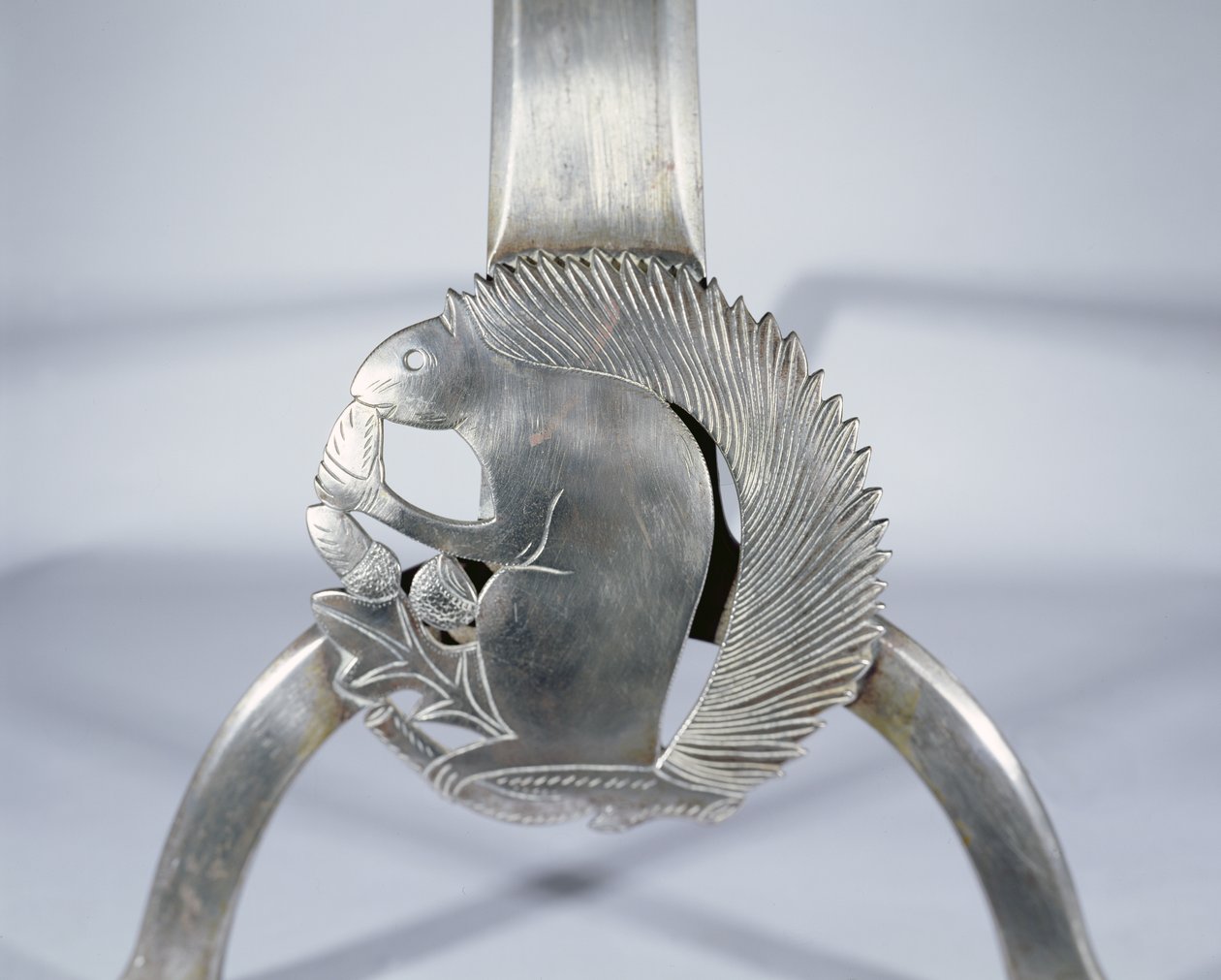 Firedog描绘一只松鼠，c.1905-10（抛光钢）（细节） 作者 欧内斯特·威廉·吉姆森