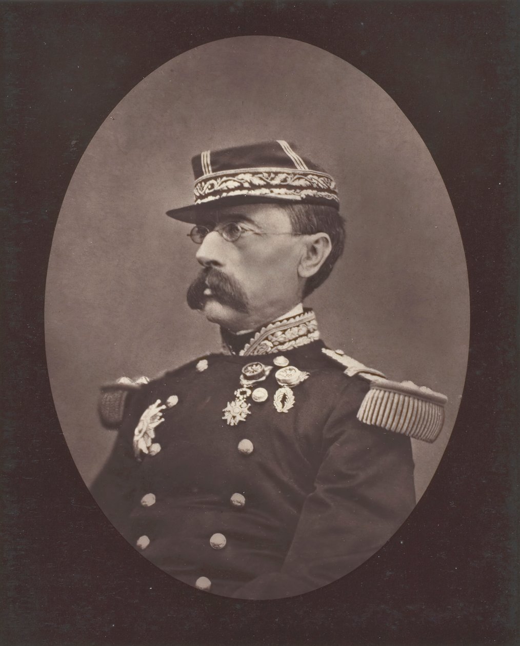 Louis-Léon-César Faidherbe, 约1876年。 作者 艾蒂安·卡加特