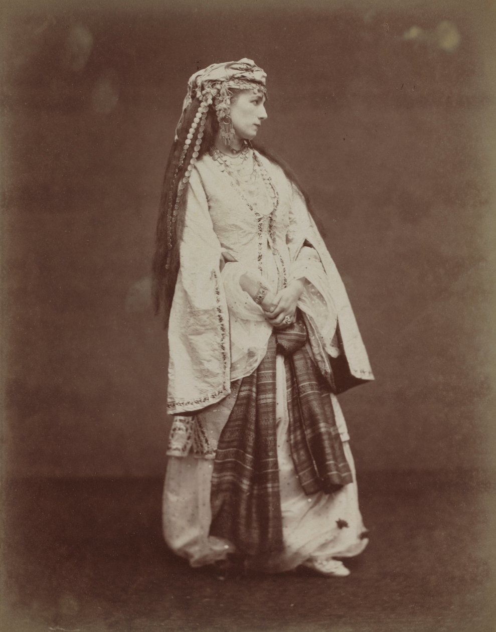 莎拉·伯恩哈特（Sarah Bernhardt）在扎伊尔（Voltaire），1874年。 作者 艾蒂安·卡加特