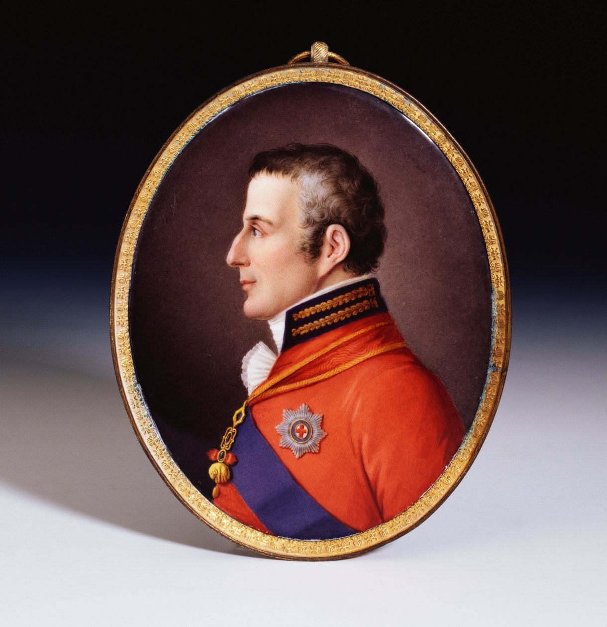 惠灵顿公爵（1769-1852）的未记录年代日期椭圆形肖像匾，穿着正装，穿着金羊毛勋章，吊袜带星条和腰带 作者 艾蒂安·查尔斯·勒瓜（Etienne Charles Leguay）