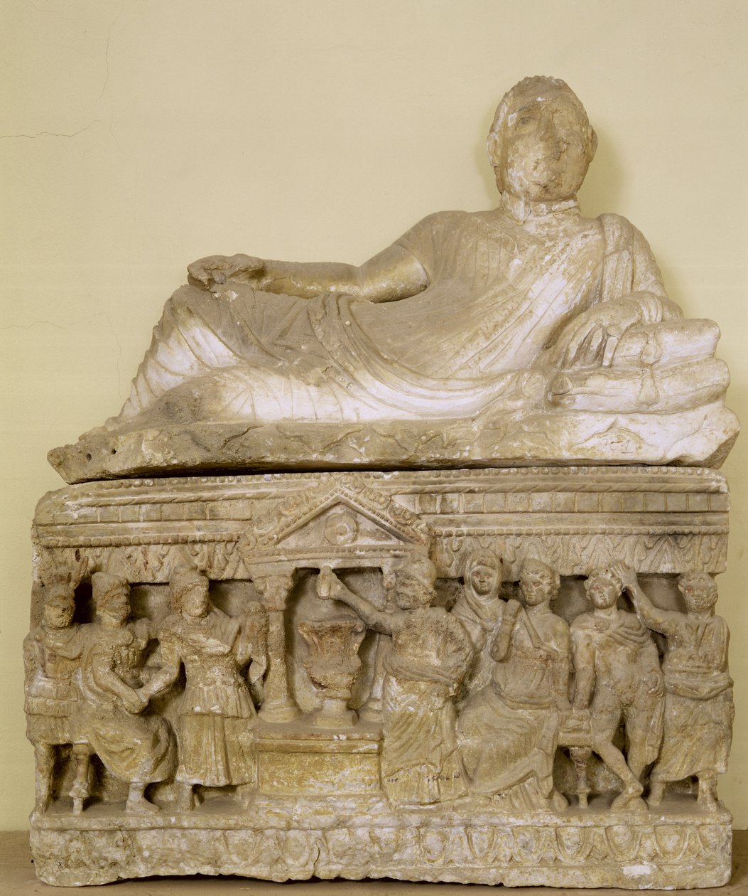 Cinerary urn（alabaster） 作者 伊特鲁里亚语