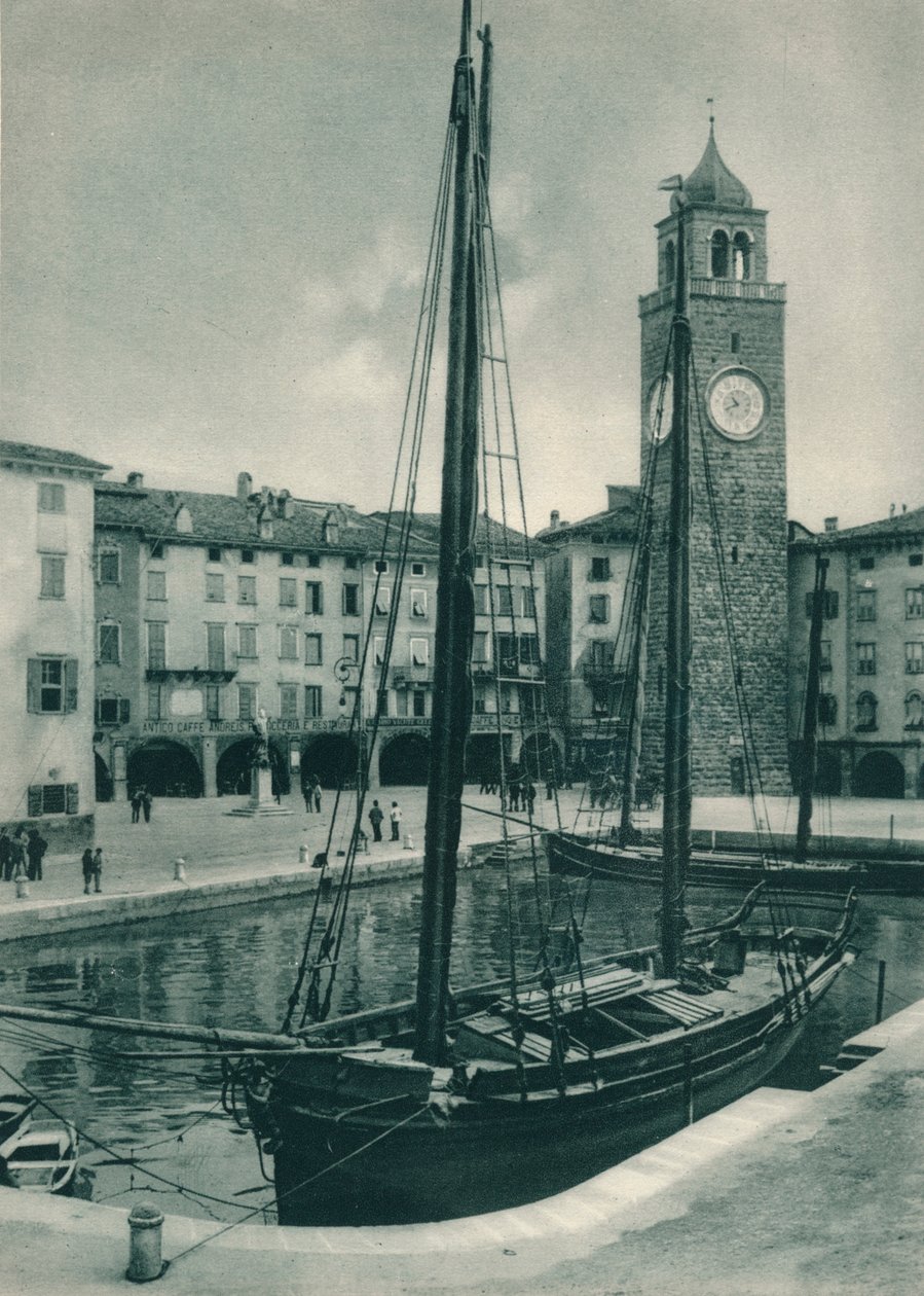 港口和Torre Apponale，意大利里瓦德尔加尔达，1927年 作者 尤金·波普尔