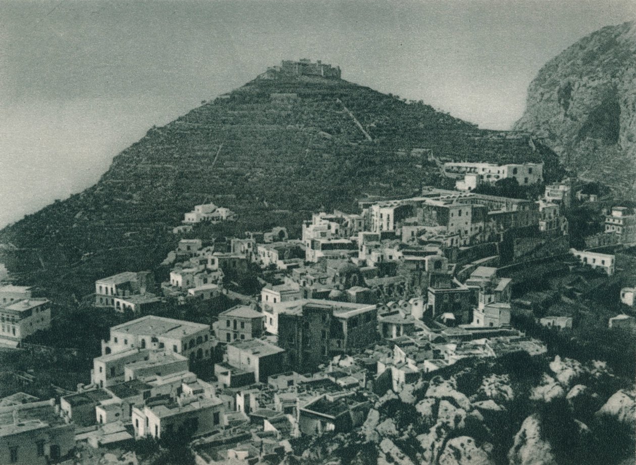 卡普里岛与提比里奥山，意大利，1927年的视图 作者 尤金·波普尔