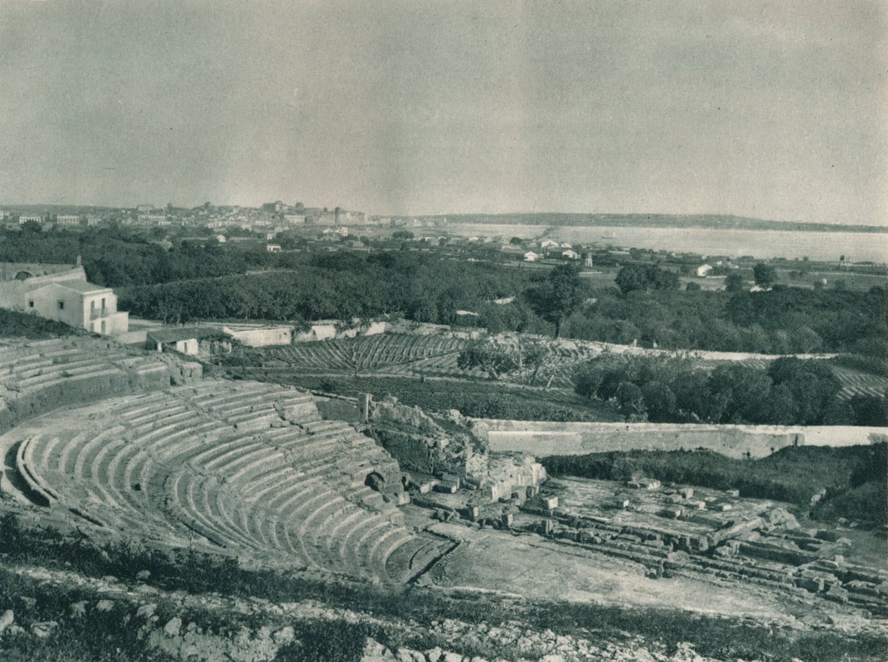 从希腊剧院，锡拉库扎，西西里岛，意大利，镇的景色，1927年 作者 尤金·波普尔