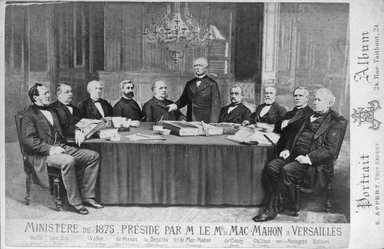 1875年由Marshal Edme Patrice Maurice Mac-Mahon（1808-93）在凡尔赛宫主持，1875年 作者 尤金·阿佩特