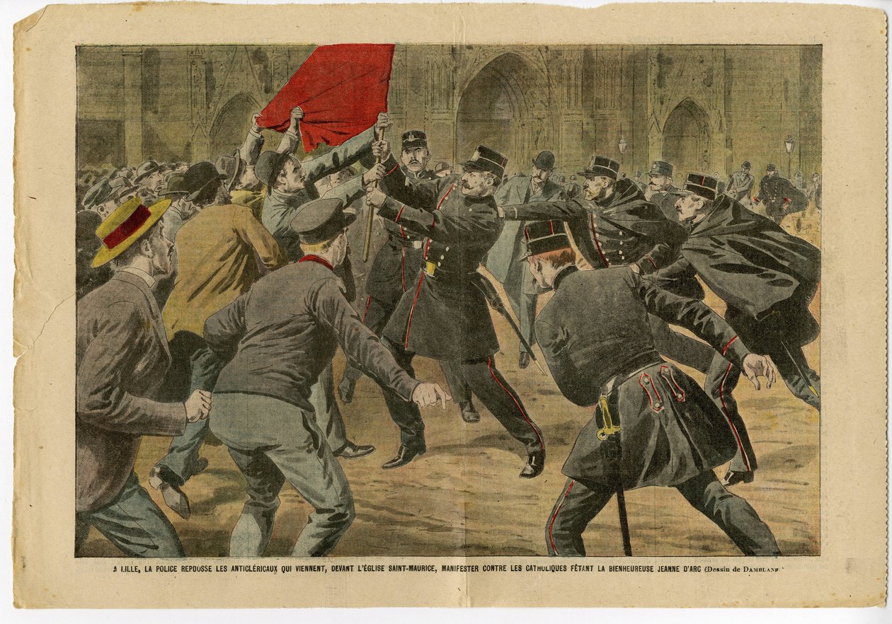 Illustration of Eugene Damblans (1865-1945) in Le Pelerin, 23/05/09 - In Lille, the police repel the anticlerics who come, in front of the church Saint-Maurice, to protest against the Catholics fetting the Blessed Joan of Arc - Anticlericalism, Architectur 作者 尤金·丹布拉斯