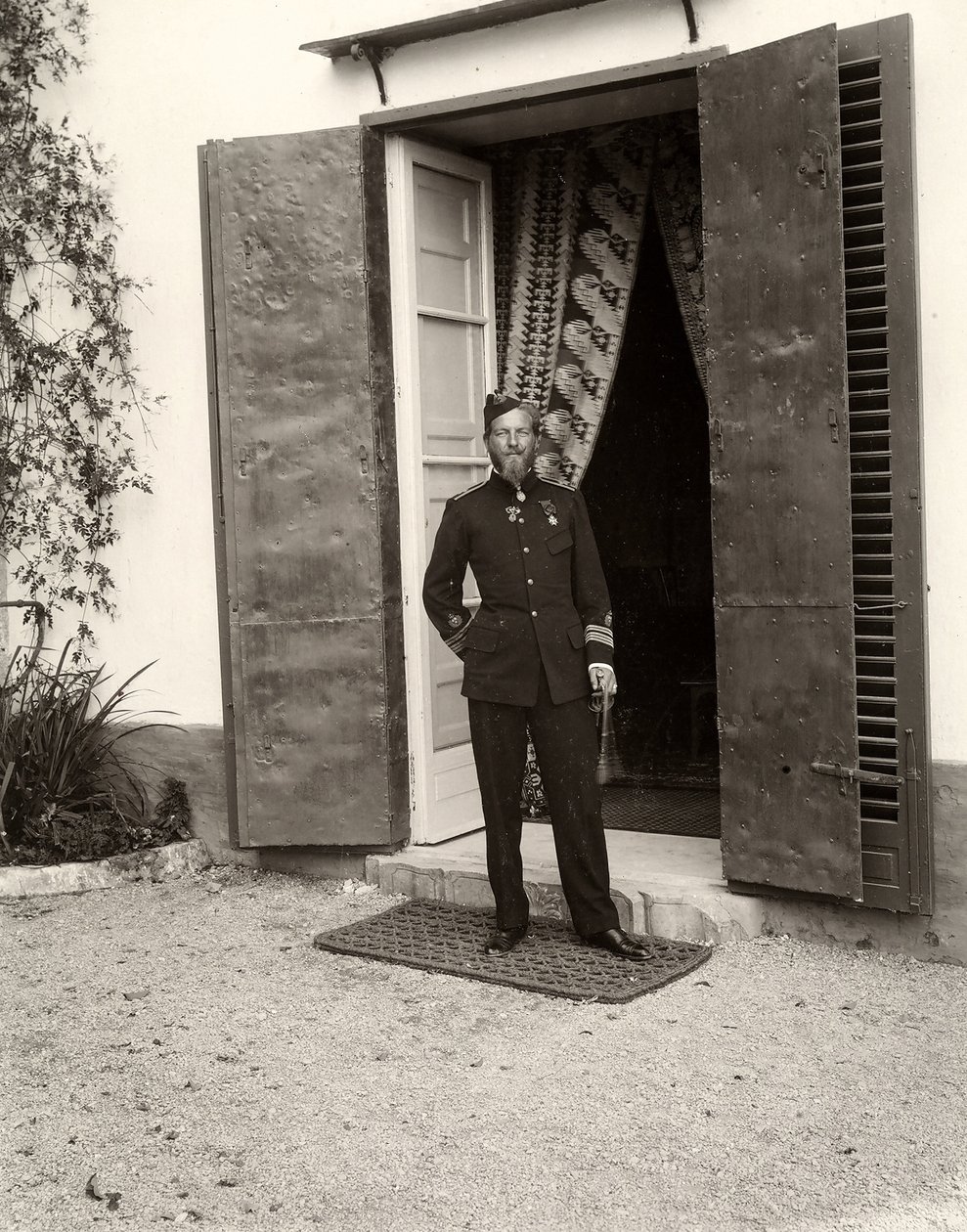一个人的画象制服的在农场Lo Zucco，西西里岛，1900年 作者 Eugenio Interguglielmi