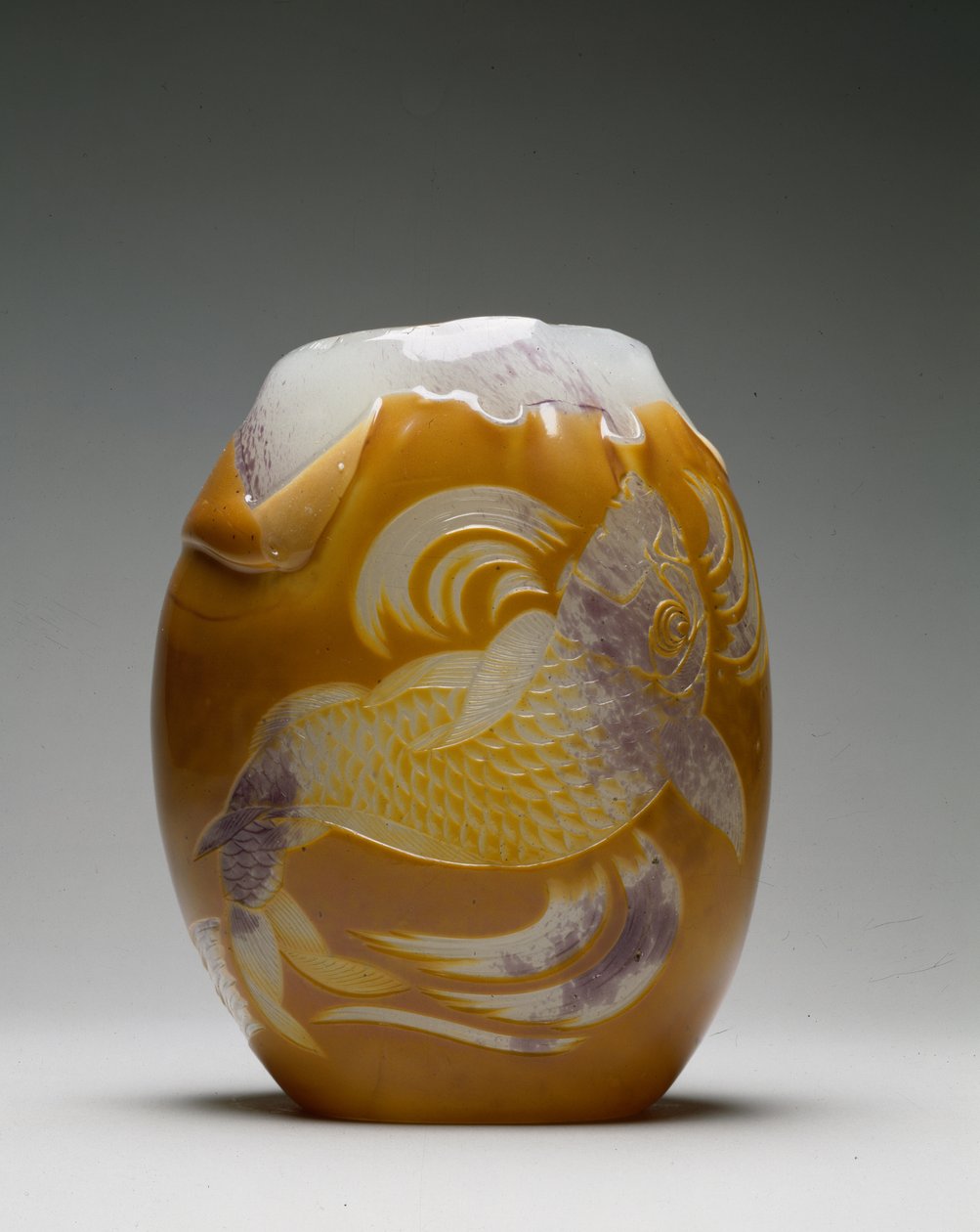 Carp Vase，1788-84（分层和雕刻玻璃） 作者 欧仁·卢梭（EugèneRousseau）