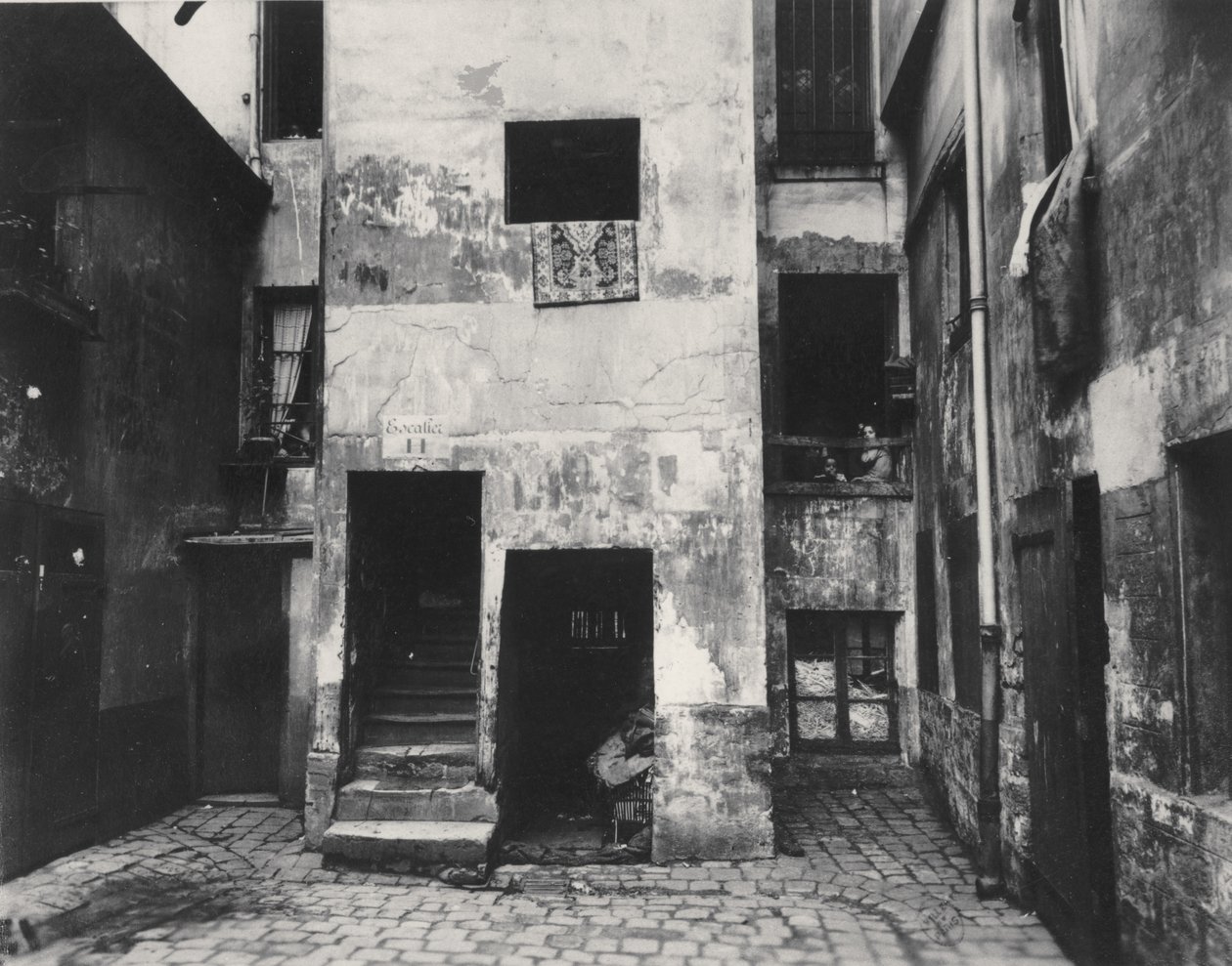 Courtyard，41 rue Broca，Paris，5th arrondissement，1912（albumen silver print） 作者 欧仁·阿格特