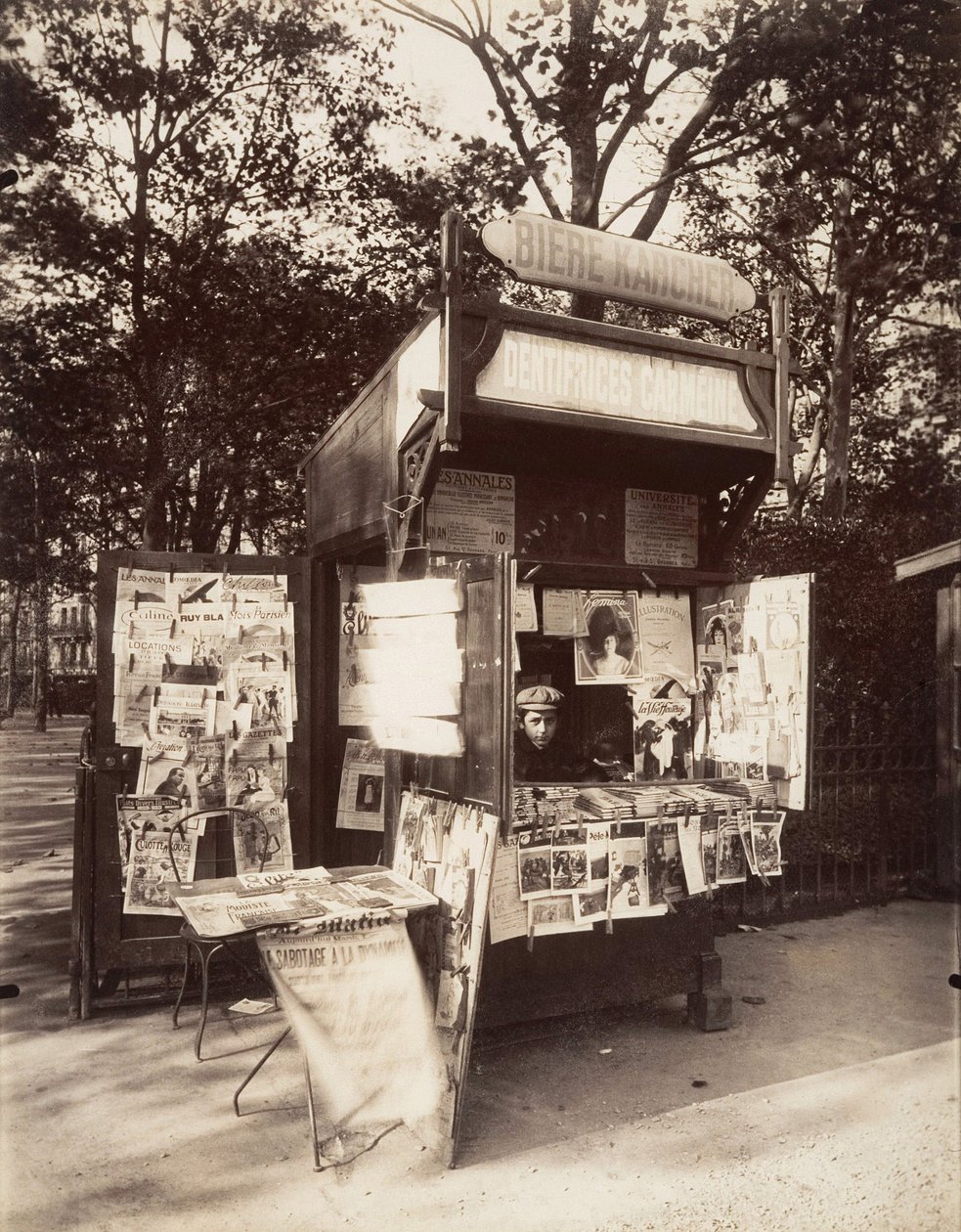 巴黎的小卖部，约1910年（棕褐色照片）。 作者 欧仁·阿格特