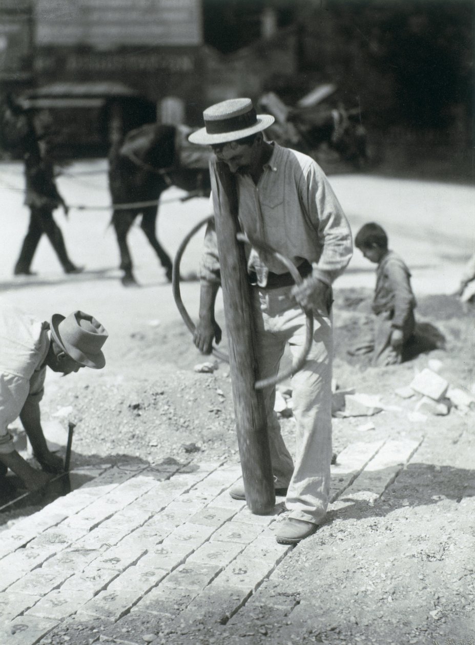 Street Paver，1910（明胶银印） 作者 欧仁·阿格特