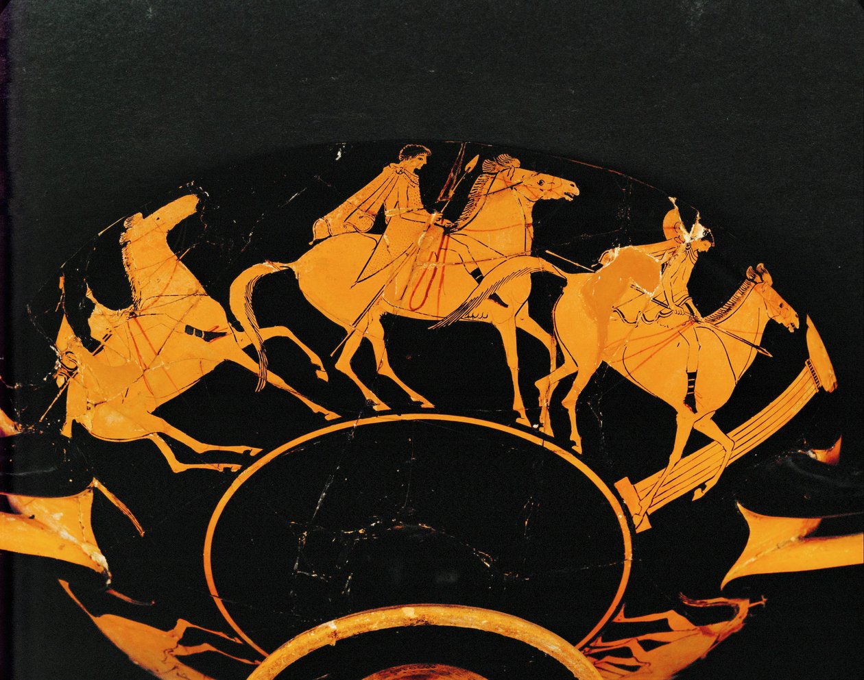 骑行场景。来自武尔西的红色图案杯，与 10-03-03/63 和 65 相同... 作者 Euphronios