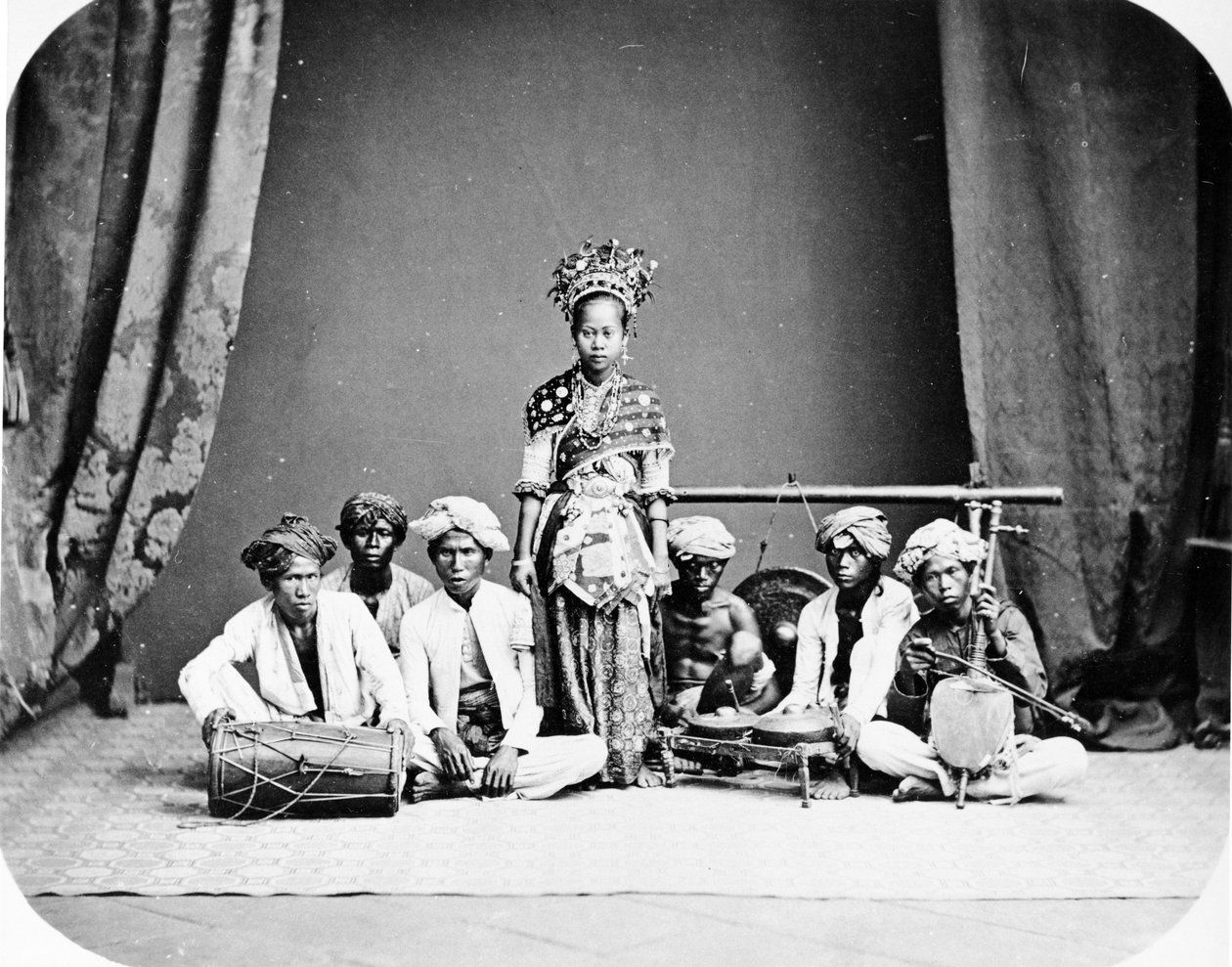 巴塔维亚舞女，1870年代 作者 欧洲摄影师
