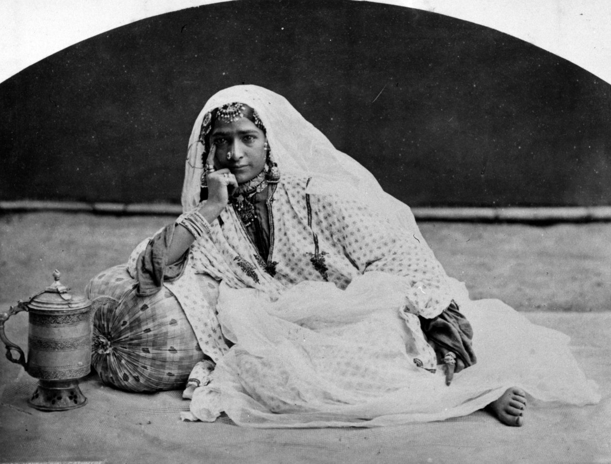 克什米尔Nautch女孩，1860年代 作者 欧洲摄影师