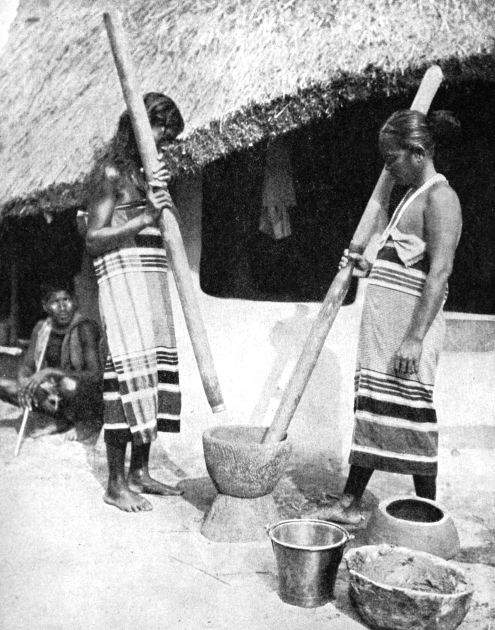 尼泊尔，纽瓦族妇女在捣碎谷物，1936年。 作者 尤因加洛韦