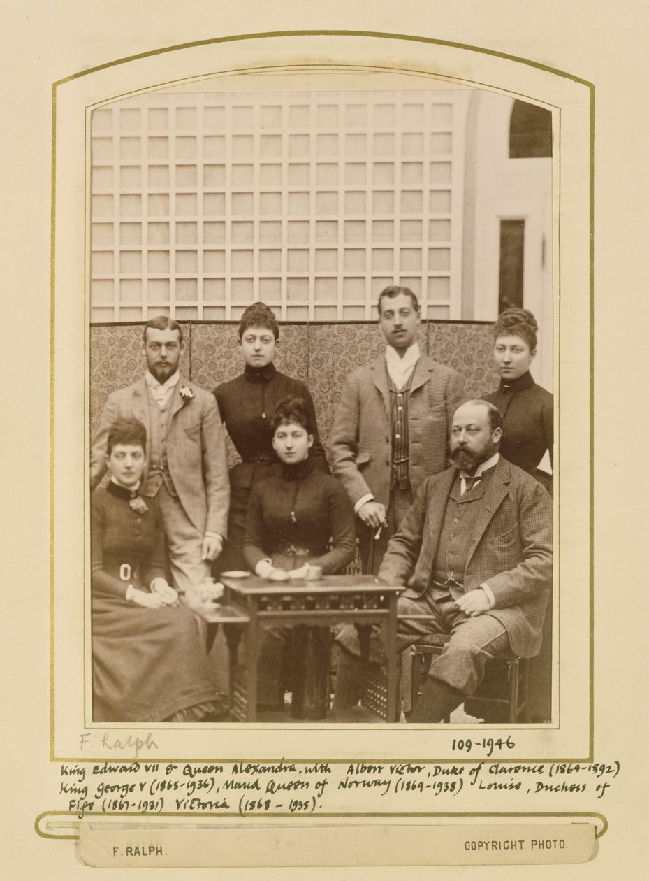 爱德华七世国王（1841-1910）和亚历山德拉女王（1844-1925）的肖像及其子女，1892年之前（棕褐色照片） 作者 F·拉尔夫