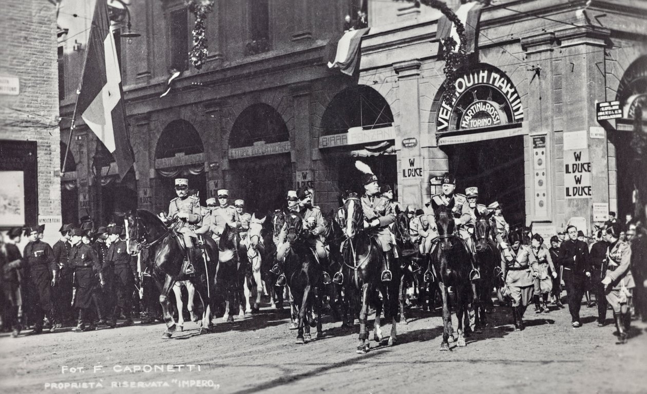 Album "Duce": Benito Mussolini on horseback parading through the streets of Ferrara (b/w photo) 作者 F.卡波内蒂